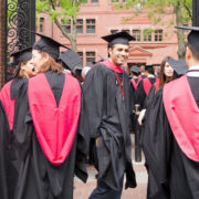 ¿Cuánto ganan los graduados de carreras Universitarias?