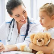 Qué estudiar para ser pediatra | Requisitos y Oportunidades